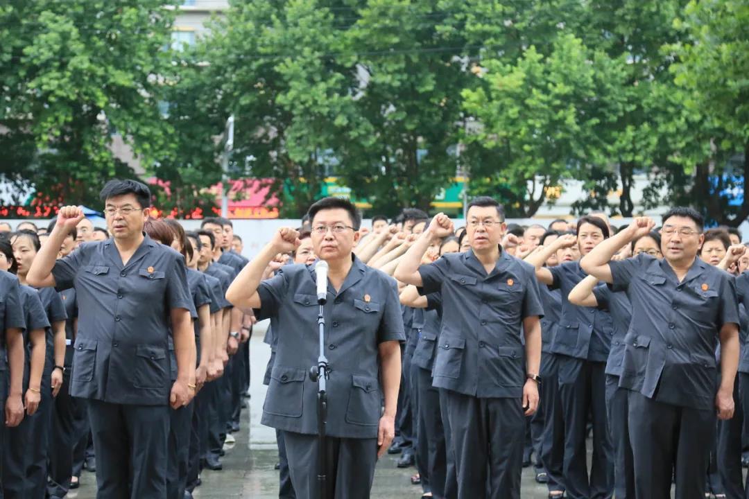 司机因厂区吃泡面罚款2000大哭，真相究竟如何？游戏画面